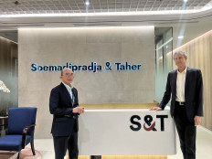 Soemadipradja & Taher cofounder Rahmat Soemadipradja (left) and foreign counsel Robert Reid. (Courtesy of Soemadipradja & Taher (S&T))