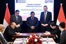 President Prabowo Subianto witnesses the signing of a framework agreement between Danantara and Arm Limited on Feb. 23 in London.