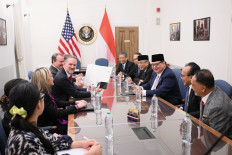 Coordinating Economic Minister Airlangga Hartarto (third right) leads the Indonesian delegation during a meeting with United States Trade Representative Jamieson Greer (fourth left) in Washington, US, on Feb. 19 where the US-Indonesia Agreement on Reciprocal Tariffs (ART) was signed by both officials.