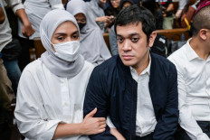 Muhammad Kerry Adrianto Riza (right), former vice director of Product Optimization at PT Kilang Pertamina Internasional and son of businessman Riza Chalid, accompanied by his wife Atya Sardadi (left), waits for a sentencing hearing in the Pertamina corruption case at a courthouse in Jakarta on February 26, 2026. 