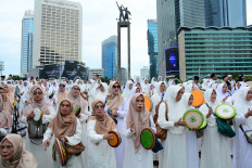 A rebana music group plays percussion instruments while chanting salawat (praise for Prophet Muhammad) during the Rebana Ramadan Colossal event on Feb. 27  at the Hotel Indonesia traffic circle in Central Jakarta.