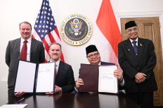 Coordinating Economy Minister Airlangga Hartarto (second right) and United States Trade Representative Jamieson Greer (second left) show signed copies of the United States-Indonesia Agreement on Reciprocal Tariffs (ART) on Feb. 19 during the signing ceremony of the agreement in Washington, DC.