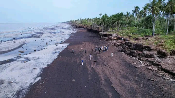 A team from the National Border Management Agency (BNPP) visits severe coastal erosion locations on Feb. 12 on Rangsang Island in Meranti Islands regency, Riau.