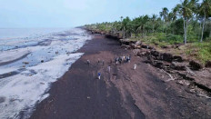 A team from the National Border Management Agency (BNPP) visits severe coastal erosion locations on Feb. 12 on Rangsang Island in Meranti Islands regency, Riau.