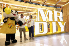Michael, director business development MR.D.I.Y. Indonesia (left), and Ria Sutrisno, head of marketing MR.D.I.Y. Indonesia inaugurate the grand opening of the MR.D.I.Y. Flagship Store at Summarecon Mall Bekasi 2 on Feb. 27. The store opening is part of MR.D.I.Y.'s efforts to improve the family shopping experience through a flagship store concept that is increasingly comfortable, organized and easily accessible. (Courtesy of MR. D.I.Y.)