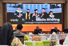 Sudarto (center), president director of the Education Endowment Fund (LPDP), addresses a media briefing on Feb. 25, 2026, at the Finance Ministry in Sawah Besar, Central Jakarta.