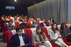 Representatives from the Creative Economy Ministry, Layar Digi and Alfamart attend the demo and first screening of the Layar Digi micro cinema studio at Alfamart Agricola in Gading Serpong, Tangerang, on Thursday.