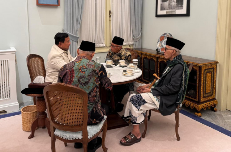 President Prabowo Subianto (left) talks to Muhammadiyah chair Haedar Nashir (second left), Indonesian Ulema Council (MUI) chair Anwar Iskandar (second right) and Nahdlatul Ulama (NU) rais aam (supreme leader) Miftachul Achyar (right) during a diner with ulem Islamic clerics and leaders of Muslim groups at the Merdeka Palace in Jakarta on March 5, 2026.
