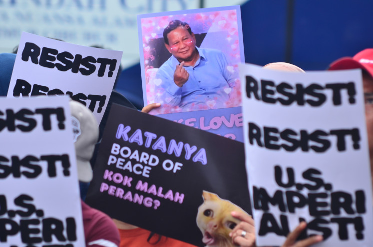 Students and civil society groups take part in a demonstration outside the Senayan Legislative Complex in Central Jakarta on March 6, 2026, to condemn the United States-Israeli attacks on Iran and to urge a review of Indonesia&rsquo;s joining US President Donald Trump&rsquo;s Board of Peace.