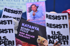 Students and civil society groups take part in a demonstration outside the Senayan Legislative Complex in Central Jakarta on March 6, 2026, to condemn the United States-Israeli attacks on Iran and to urge a review of Indonesia&rsquo;s joining US President Donald Trump&rsquo;s Board of Peace.