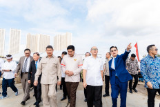Lippo Group founder James Riady (right) gestures as he walks with Danantara CEO Rosan Roeslani (second right), Housing and Settlements Minister Maruarar &ldquo;Ara&rdquo; Sirait (second left) and Hashim Djojohadikusumo (left), chairman of the government&rsquo;s public housing task force, during a land grant handover ceremony on March 8 in Cikarang, West Java.
