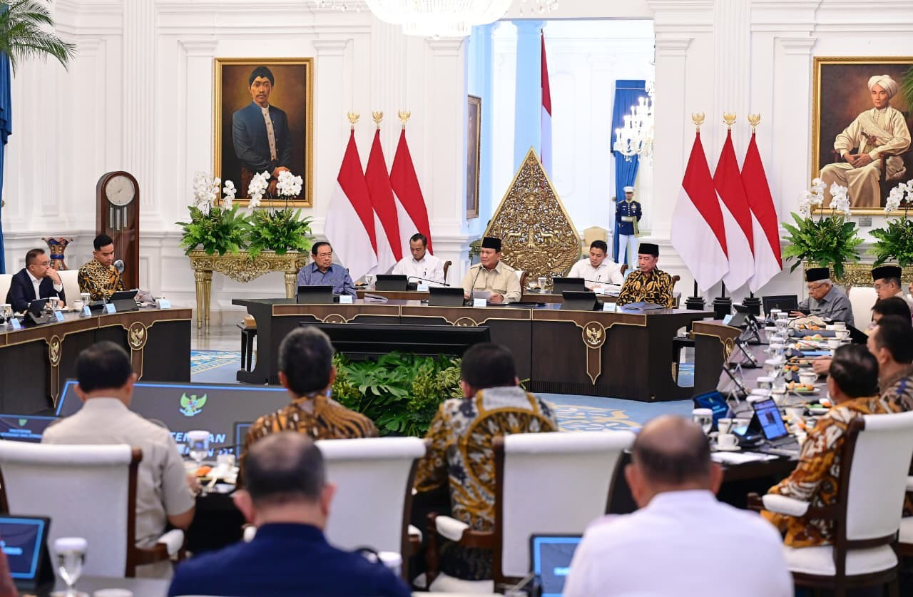 President Prabowo Subianto (center), sitting between former presidents Susilo Bambang Yudhoyono (third left) and Joko &ldquo;Jokowi&ldquo; Widodo (third right), speaks Feb. 3, 2026, during a meeting with top political and business figures on latest geopolitical development at the Merdeka Palace in Central Jakarta.