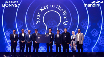  (L-R) Shubham Garg, Manager, Partnership & Cards, Southeast Asia, Marriott International; Vibhore Saraswat, Senior Director, Enterprise Partnerships & Cards, APEC, Marriott International; Ramesh Jackson, Regional Vice President, Indonesia & Malaysia, Marriott International; Ramesh Daryanani, Vice President, Global Sales, Loyalty Operations and Partnerships, APEC, Marriott International; Henry Panjaitan, Vice President Director PT Bank Mandiri Persero Tbk; Saptari, Director of Consumer Banking PT Bank Mandiri Persero Tbk; Agus Hendra Purnama, Senior Vice President PT Bank Mandiri (Persero) Tbk; Diah Eka Purwanti, Senior Vice President PT. Bank Mandiri (Persero) Tbk; Fery Kurnia Budianto, Region CEO IV/Jakarta 2 PT Bank Mandiri Persero Tbk. (Courtesy of Marriott International)