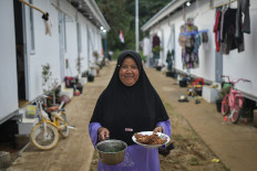 Residents prepare meals for iftar at the Simarpinggan temporary housing complex in South Tapanuli, North Sumatra, on Feb. 19, 2026. A total of 186 households displaced by landslides in Tandihat village broke their fast at the complex.