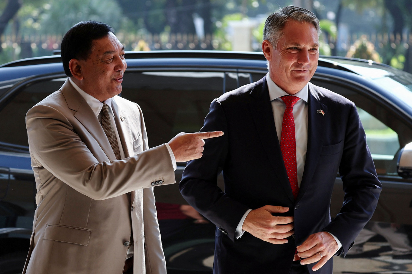 Defense Minister Sjafrie Sjamsoeddin (left) walks with Australian Deputy Prime Minister and Defense Minister Richard Marles on Thusday ahead of their meeting at the Defense Ministry's office in Jakarta.