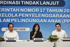 Child protection: Communications and Digital Minister Meutya Hafid (center), accompanied by Cabinet Secretary Teddy Indra Wijaya (right) and Home Minister Tito Karnavian, speaks to reporters after a meeting at the Communications and Digital Ministry in Jakarta, on Wednesday, March 11, 2026. The meeting discussed the implementation of Government Regulation No. 17/2025 on the electronic system governance for child protection.