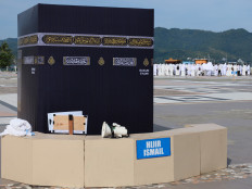 A group attend a 'manasik', or rehearsal, of the haj at Manakarra Beach in Mamuju, West Sulawesi, on Feb. 15, 2026. The Religious Affairs Ministry's regional office in Mamuju held a rehearsal of haj rituals for 240 Muslims expected to depart on the pilgrimage in May this year.
