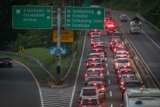 Cars are stuck at traffic at a segment of the trans-Java toll road in Semarang, Central Java, on March 14, 2026. Travelers from Greater Jakarta have begun the 'mudik' (exodus) ahead of the Idul Fitri holiday, which is expected to fall on March 20 or 21.