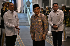 Former vice president Jusuf Kalla (center) is greeted by State Secretary Prasetyo Hadi (left) and Cabinet Secretary Teddy Indra Wijaya (right) as he arrives on March 3 at the Palace for a Ramadan dinner with President Prabowo Subianto and a number of former presidents and vice presidents.