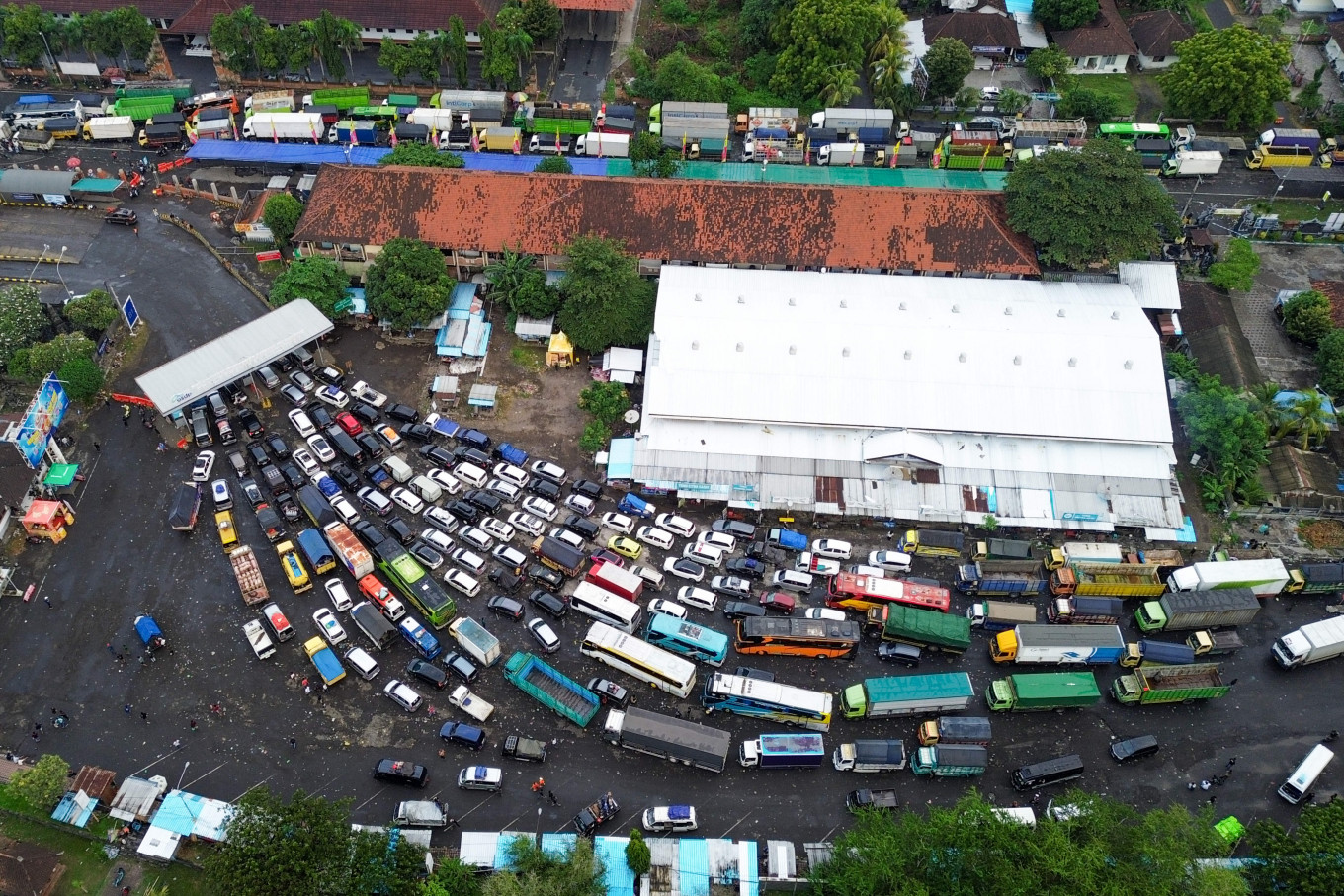 Vehicles crowd the road leading to Gilimanuk Port on Sunday in Jembrana, Bali. Increased traffic six days before Idul Fitri 2026 has caused vehicle waiting lines on the Denpasar-Gilimanuk route to reach 30-40 kilometers.