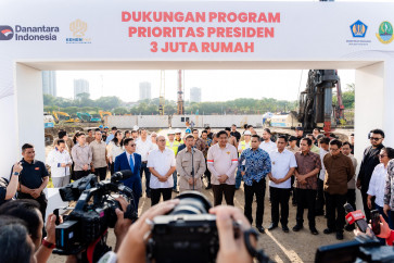 Hashim Djojohadikusumo (third left, front row), who heads the government&rsquo;s public housing task force, speaks during a land handover ceremony related to President Prabowo Subianto's "3 million houses" flagship project on March 8, 2026, in Cikarang, West Java, which was also attended by Investment and Downstream Minister and Dantara CEO Rosan Roeslani (second left, front) and Public Housing and Settlements Minister Maruarar &ldquo;Ara&rdquo; Sirait (center).