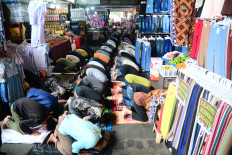 Muslims perform Friday prayers during Ramadan at Tanah Abang Market, Southeast Asia&rsquo;s largest textile market, in Jakarta on Feb. 27, 2026. 