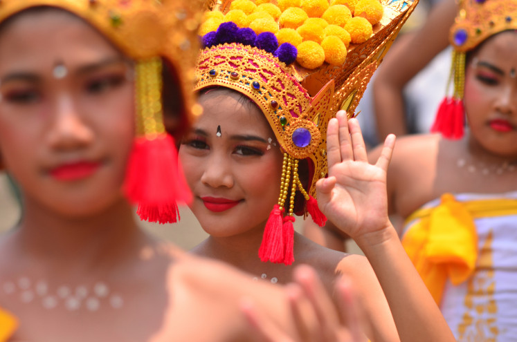 Hindu worshippers perform the Rejang Dewa dance during the Tawur Agung Kesanga ceremony at Adhitya Jaya Temple in Rawamangun, East Jakarta, on March 18, 2026. The ritual, attended by about 1,000 Hindus from across Greater Jakarta, was held to purify the environment and the human spirit from past wrongdoing. The ceremony takes place a day before Nyepi, marking the Saka New Year 1948.