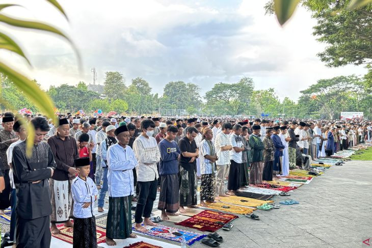 Thousands of Muslims perform Eid prayers on March 21, 2026, at the Lumintang Field in Denpasar, Bali.