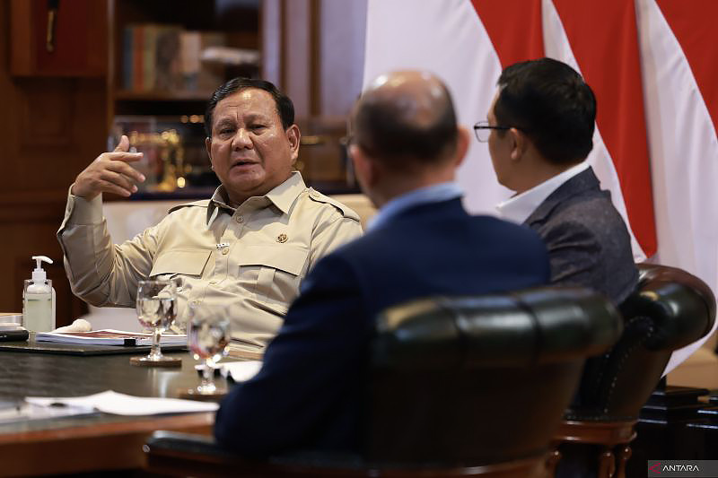 Hambalang talks: Prabowo Subianto (left) speaks with journalists and economists on March 17, 2026, at his private residence in Hambalang, Bogor regency, West Java.
