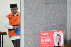 Former religious affairs minister and graft suspect Yaqut Cholil Qoumas walks on March 25, 2026, toward the interrogation room at the Corruption Eradication Commission (KPK) headquarters in South Jakarta. KPK investigators questioned Yaqut a day after he returned to the detention center following a transfer to house arrest on March 19, ahead of the Idul Fitri holiday.