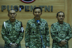 Indonesian Military (TNI) spokesperson Maj. Gen. Aulia Dwi Nasrullah (center), accompanied by TNI Police Headquarters (Puspom) commander Maj. Gen. Yusri Nuryanto (left) and TNI legal division chief Rear Adm. Farid Ma'ruf (right), speaks to journalists on March 25, 2026, during a press briefing at the TNI's headquarters in Cilangkap, East Jakarta. During the press briefing, Aulia announced the resignation of TNI Strategic Intelligence Agency (BAIS) chief Lt. Gen. Yudi Abrimantyo amid the investigation into BAIS linked personnel for the acid attack against Andrie Yunus in Jakarta on March 12.