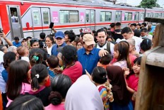 Good optics: People crowd around President Prabowo Subianto (center, in tan cap) at Pasar Senen Station on March 26, 2026, during an impromptu visit to an informal railside settlement in Senen, Central Jakarta.