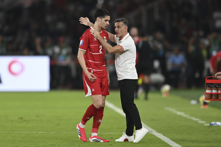 Indonesia's senior national men's soccer team head coach John Herdman (right) gives instruction to defender Kevin Diks during the 2026 FIFA Series in Jakarta match at the Gelora Bung Karno (GBK) main stadium in Jakarta on March 27, 2026. Indonesia beats Saint Kitts 4-0 in the match.