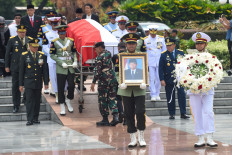 Soldiers carry the body of former defense minister Juwono Sudarsono for burial on March 29 at Kalibata Heroes Cemetery in Jakarta. Juwono died at the age of 84 at Pondok Indah Hospital in Jakarta on March 28.