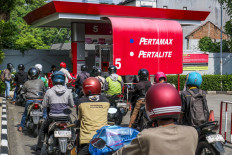 Save the energy: Motorists queue to refuel their motorbikes on April 1, at a gas station in Jakarta. The government has begun enforcing newly announced austerity measures, including a mandatory weekly remote working policy, aimed at cushioning the impact of the United States-Israeli war on Iran.