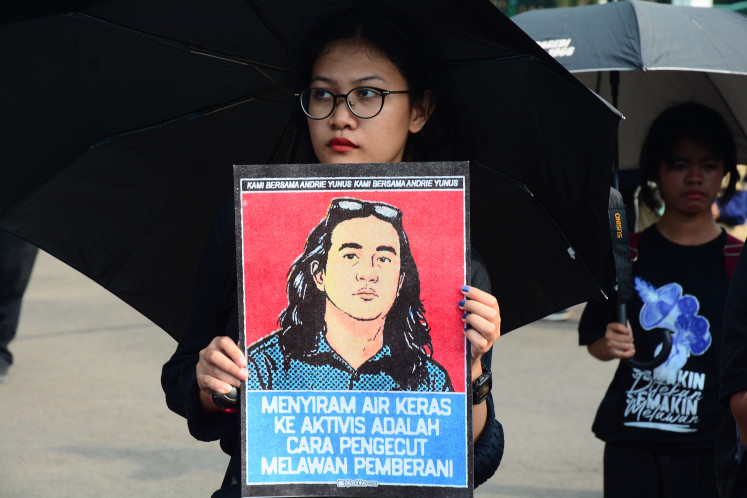 A human rights activist with the Justice for Victims Solidarity Network holds a poster on Thursday during the 902nd &ldquo;Kamisan&rdquo; protest outside the Merdeka Palace in Jakarta. The demonstrators called for a thorough investigation into the acid attack on human rights defender Andrie Yunus, urging the formation of an independent fact-finding team and demanding that those responsible be tried in a civilian court.