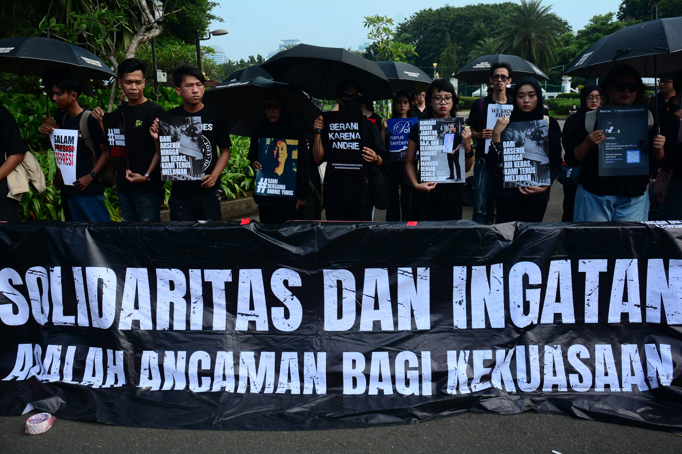 Show of solidarity: Human rights activists grouped under the Justice for Victims Solidarity Network gather during the 902nd Kamisan (Thursday) protest on April 2 across from the Presidential Palace complex in Central Jakarta to call for a thorough investigation into the acid attack against rights activist Andrie Yunus.