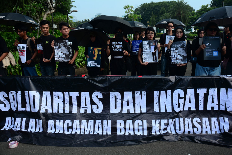 Show of solidarity: Human rights activists grouped under the Justice for Victims Solidarity Network gather during the 902nd Kamisan (Thursday) protest on April 2 across from the Presidential Palace complex in Central Jakarta to call for a thorough investigation into the acid attack against rights activist Andrie Yunus.