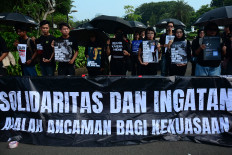 Show of solidarity: Human rights activists grouped under the Justice for Victims Solidarity Network gather during the 902nd Kamisan (Thursday) protest on April 2 across from the Presidential Palace complex in Central Jakarta to call for a thorough investigation into the acid attack against rights activist Andrie Yunus.