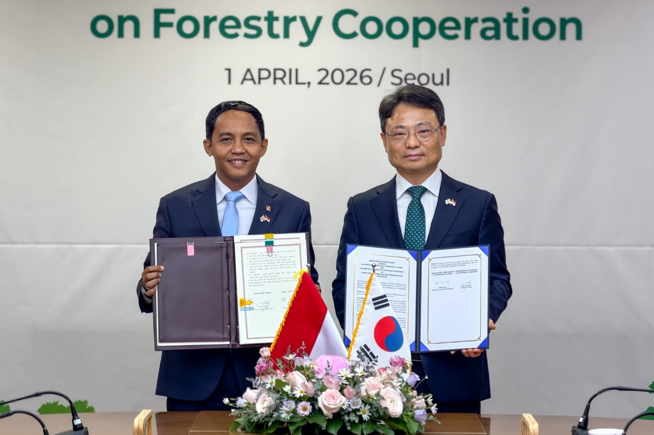 Forestry Minister Raja Juli Antoni and South Korea&rsquo;s Minister of Forestry, Park Eunsik, sign cooperation agreements on sustainable forest management and wildfire response on April 1, 2026, in Seoul.