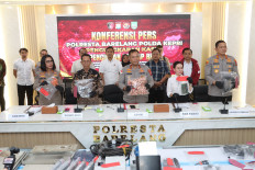 Riau Islands Police chief Insp. Gen. Asep Safrudin (center, front) addresses a press conference related to three solved cases involving the theft of municipal equipment on April 2, 2026, at the Batam-Rempang-Galang (Barelang) Police station in Batam, accompanied by (from left, front row) Riau Islands Police spokesman Sr. Comr. Nona Pricilla Ohei, Batam Mayor Amsakar Achmad, Batam Deputy Mayor Li Claudia Chandra and Barelang Police chief Sr. Comr. Anggoro Wicaksono.