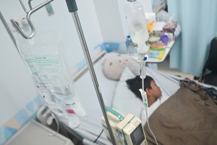 Food-poisoned plates: A student receives medical treatment on April 4 at a hospital in Jakarta, after a suspected case of food poisoning. The National Nutrition Agency (BGN) has said it will cover all medical expenses for students affected after consuming food packages from the free nutritious meal program and will tighten supervision at Nutrition Fulfillment Service Units (SPPG) to prevent similar incidents.