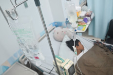 Food-poisoned plates: A student receives medical treatment on April 4 at a hospital in Jakarta, after a suspected case of food poisoning. The National Nutrition Agency (BGN) has said it will cover all medical expenses for students affected after consuming food packages from the free nutritious meal program and will tighten supervision at Nutrition Fulfillment Service Units (SPPG) to prevent similar incidents.