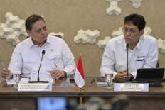 Hard decision: Coordinating Economy Minister Airlangga Hartarto (left) and Finance Minister Purbaya Yudhi Sadewa address a press briefing in Jakarta on April 6, 2026, regarding the increase in surcharge for aviation fuel.
