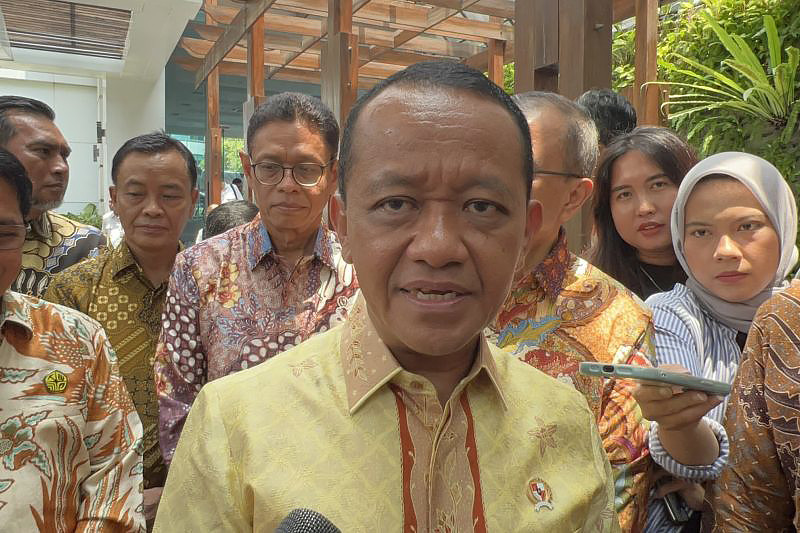 Energy and Mineral Resources Minister Bahlil Lahadalia speaks at the Energy and Mineral Resources Ministry office in Jakarta on Monday, April 6, 2026. 