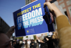 A demonstrator holds a &ldquo;Protect The Freedom Of The Press&ldquo; sign on Jan. 30, 2026, as journalist Don Lemon departs federal court in Los Angeles, the United States. Lemon was arrested in Beverly Hills in connection to a protest he had covered at a Minnesota church. 