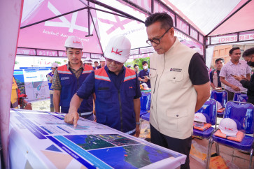 Head of the SOE Management Agency, Dony Oskaria, directly reviews the progress of temporary housing construction for flood-affected residents on Dec. 29, 2025, in Aceh Tamiang.
