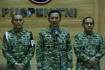 Indonesian Military (TNI) spokesperson Maj. Gen. Aulia Dwi Nasrullah (center), accompanied by TNI Police Headquarters (Puspom) commander Maj. Gen. Yusri Nuryanto (left) and TNI legal division chief Rear Adm. Farid Ma'ruf (right), speaks to journalists on March 25, 2026, during a press briefing at the TNI's headquarters in Cilangkap, East Jakarta. During the press briefing, Aulia announced the resignation of TNI Strategic Intelligence Agency (BAIS) chief Lt. Gen. Yudi Abrimantyo amid the investigation into BAIS linked personnel for the acid attack against Andrie Yunus in Jakarta on March 12. 