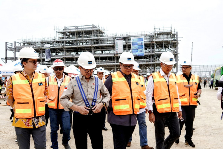 Coordinating Economy Minister Airlangga Hartarto (third from right) reviews progress of Gresik SEZ development on Feb. 2, 2023.