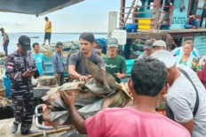 Crew members rescued from a burning fishing boat arrive at Belawan Port in Medan, North Sumatra, on April 7, 2026. The fire left three fishermen dead and five missing, while 13 others were rescued by a nearby fishing vessel.